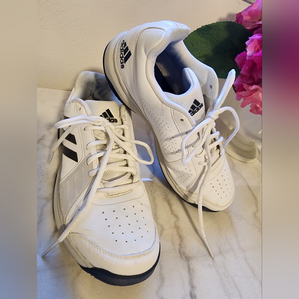 Approach Adidas size 9 Men's Lace Up White Sneakers Running Walking Shoes